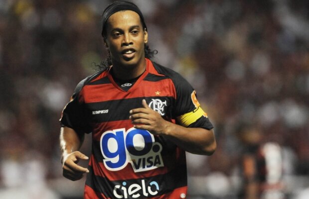 Talentul nu ţine cont de vîrstă » Ronaldinho şi-a umilit, din nou, adversarii