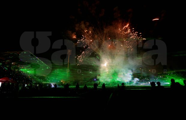 FOTO » Atmosferă de mare meci la Braşov: artificii în pauza derby-ului!