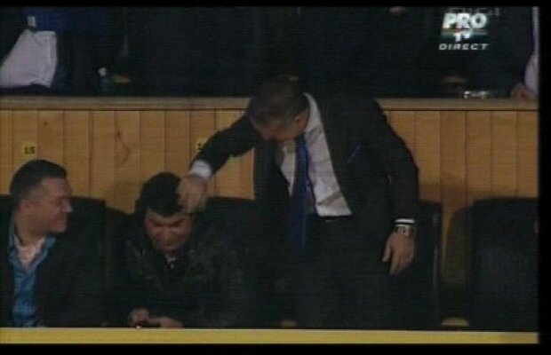 Becali l-a consolat pe Borcea după meci, mîngîindu-l pe cap :)