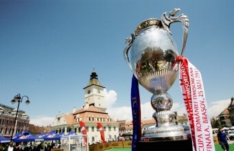 Fanii Stelei care fac turul stadionului pot face poze cu Cupa