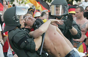 Peste 200 de fani germani au fost arestaţi în Austria, acuzaţi de vandalism