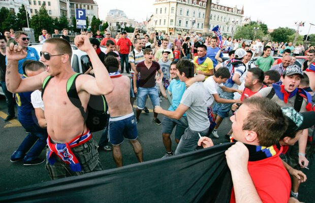 FOTO » Fanii şi fotbaliştii Bihorului au sărbătorit în stradă promovarea!