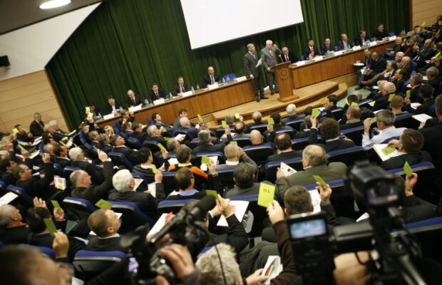 Ioaniţoaia scrie despre tendinţa membrilor FRF de a fi "Mai catolici decît Papa!"