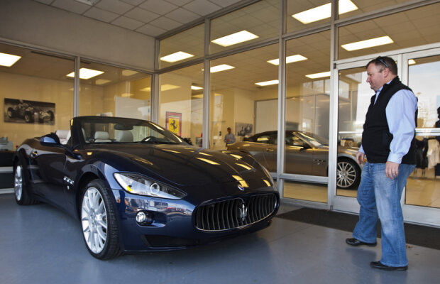 VIDEO Un român e vedetă la volanul unui super-bolid de 450 CP! Clipul "Ţăran în Maserati" face furori pe Youtube :D