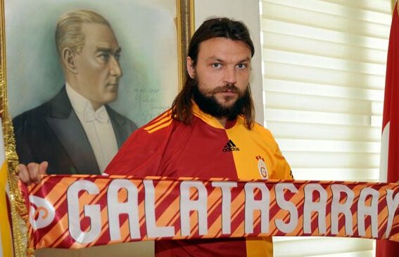 Oficial! Ujfalusi a semnat cu Galatasaray