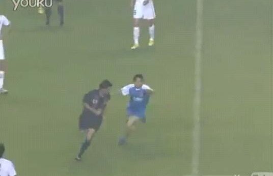 Un suporter chinez a intrat cu gînduri războinice pe teren dar nu a reuşit să îl prindă pe arbitru :D