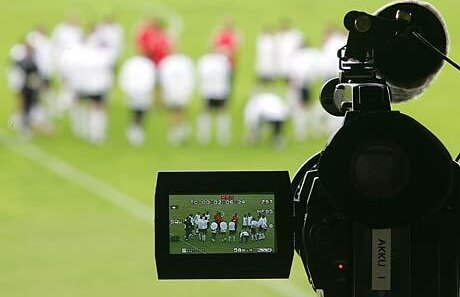 Francezii au vîndut drepturile TV pe un an cu cît am le-am dat noi în 15! :O