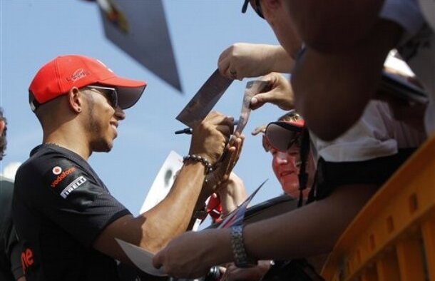 Lewis Hamilton îşi va prelungi contratul cu McLaren