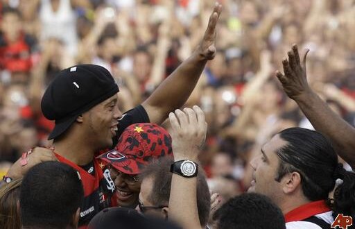 Suporterii îl filează pe Ronaldinho » Au creat o linie telefonică specială