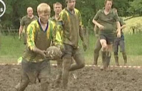 VIDEO / Încă un sport CIUDAT » S-a inventat fotbal pentru "PORCI" :)