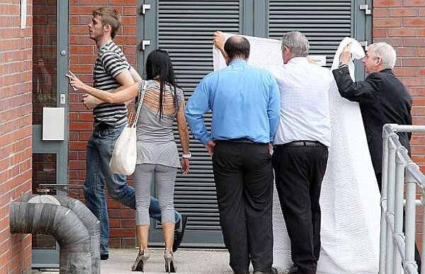 David De Gea a făcut vizita medicală la Manchester United camuflat cu cearşafuri :D