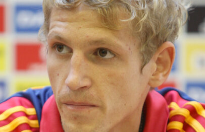 Neşu se deplasează cu un scaun electric pe care îl controlează cu mişcările bărbiei