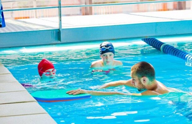 Prima lecţie de înot a copilului tău: sfaturile instructorilor