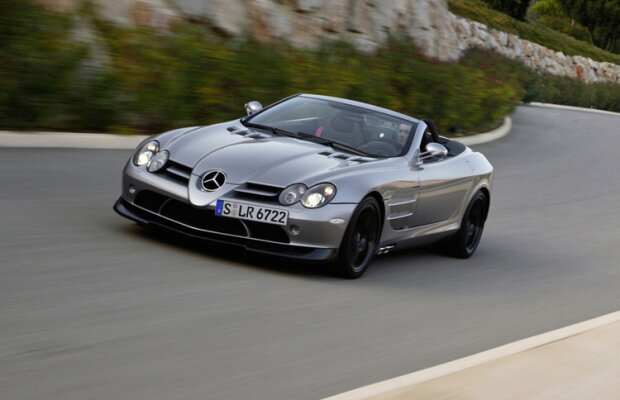 VIDEO Demenţă la volan cu 150 km/h într-o parcare subterană