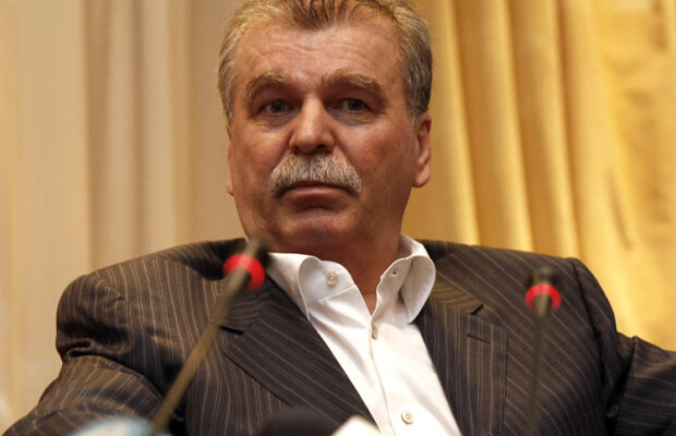 Dinu Gheorghe îl susţine pe Dragomir: "Cum să schimbi pe cineva care a adus atîţia bani Ligii 1?!"