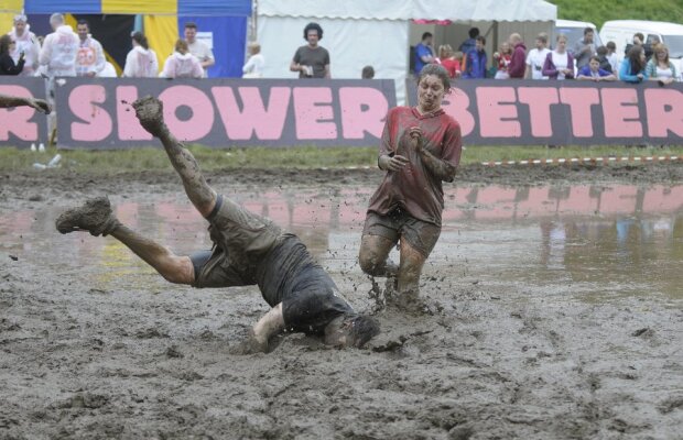 FOTO & VIDEO Super-goluri cu mocirla pîn' la gît! Imagini senzaţionale de la Mondialul de fotbal în noroi :)