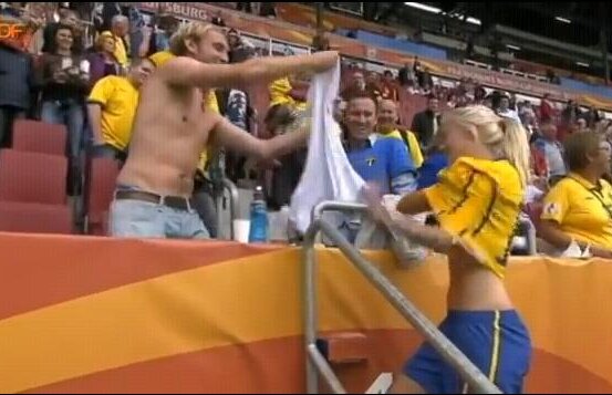 Şi fotbalistele fac schimb de tricouri » O suedeză a încîntat publicul din tribune