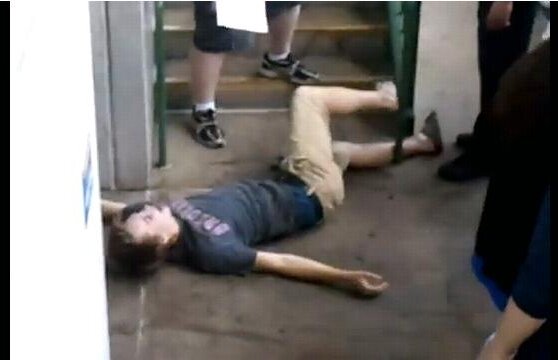 Prea beat pentru a se ţine pe picioare » Un tînăr a făcut show la un meci de baseball