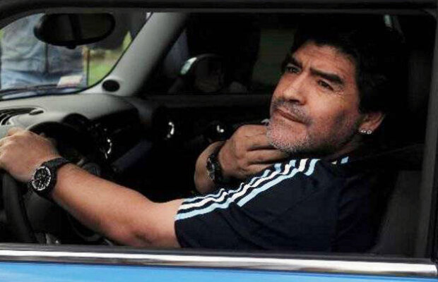 Grăbit să îşi vadă mama aflată în spital, Maradona a fost implicat într-un accident de maşină
