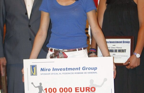 Handbalistele au primit 100.000€ pentru locul 3 la Euro 2010 » Radu Voina împarte banii