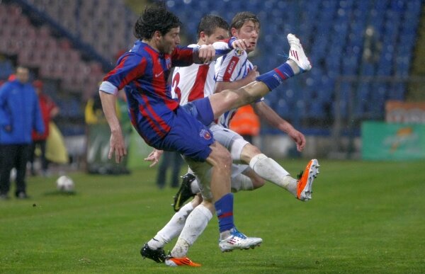 Steaua debutează cu jucători pe care îi mută de pe un post pe altul