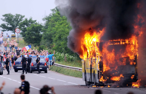 VIDEO Un autocar plin cu suporteri ai Oţelului a luat foc şi un microbuz a fost implicat într-un accident rutier!