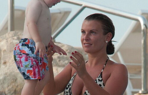 Rooney are cu ce să se mîndrească;) Fiul său de un an şi jumătate ia lecţii de înot de la mama sa