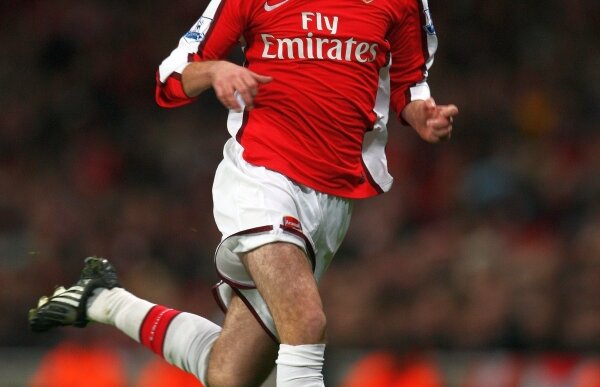 Dinamo vrea să facă primul transfer al verii » Vine un fost jucător al lui Arsenal