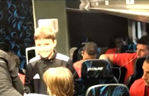 O şansă unică în viaţă » Sir Alex Ferguson a lăsat un grup de fani să urce în autocar pentru autografe