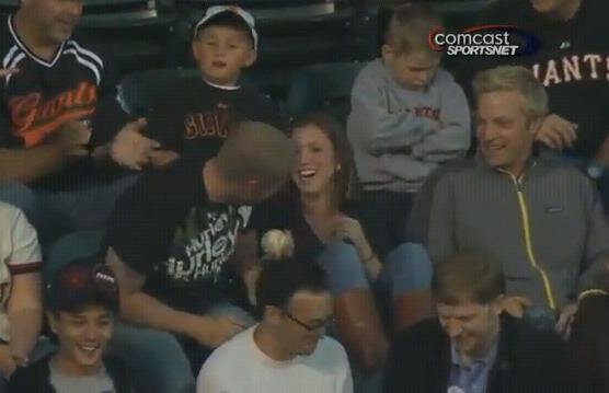 Supărat că nu a prins mingea la o partidă de baseball, un copil i-a emoţionat pînă şi pe comentatori