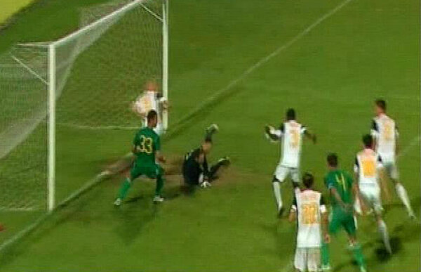 Faze litigioase la Mioveni: argeşenii au cerut două penalty-uri. Crezi că a greşit arbitrul?