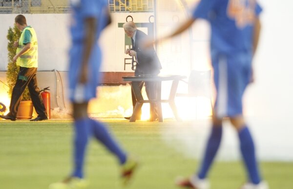 Dinamo crede că n-ar trebui să fie suspendată chiar dacă fanii au aruncat torţe la Ploieşti » Scapă basma curată?