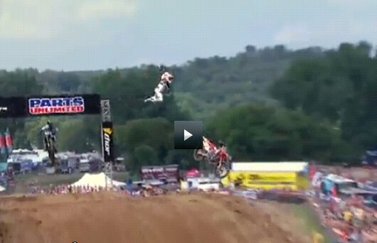 VIDEO / Accident spectaculos la o cursă de motocross » Un pilot a învăţat să zboare :D