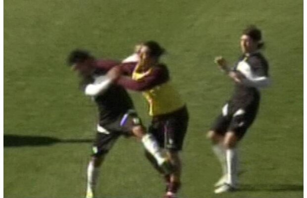 Amical cu scandal » Camoranesi loveşte mai bine cu dreapta decît cu dreptul!