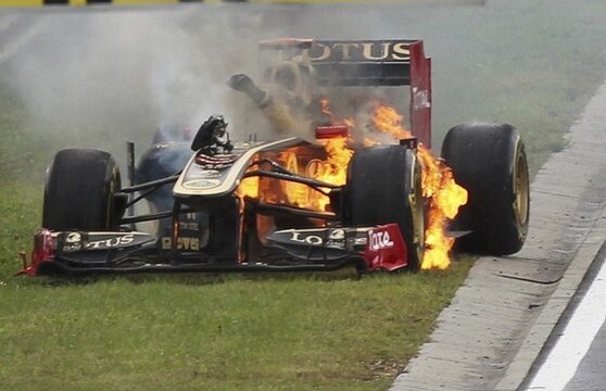 FOTO! Aproape de tragedie! Heidfeld a ieşit din monopost cu cîteva secunde înainte să explodeze