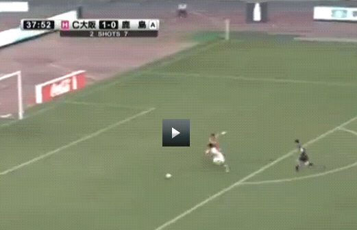 VIDEO / Gol hilar în Japonia »S-a ascuns în spatele portarului şi i-a furat mingea