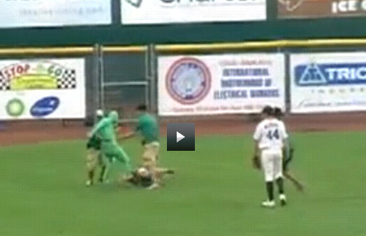 VIDEO / El îi dă clasă lui Jimmy Jump » Un invadator şi-a bătut joc de şase stewarzi :D