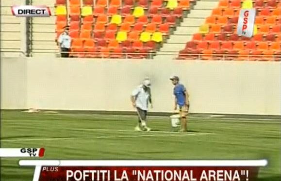 Tipic românesc :D Pe Naţional Arena liniile se trasează cu mătura!