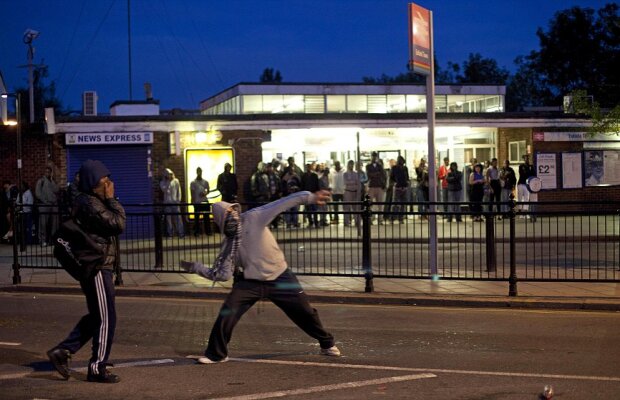 FOTO Teroare în Londra! Oficialii se tem că startul sezonului în Premier League ar putea fi amînat