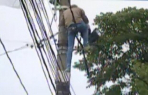 Un bărbat s-a urcat pe un stâlp de iluminat de lângă palatul Cotroceni şi ameninţă că se sinucide