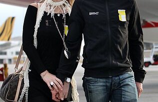 Cadel Evans sărbătorit în Australia pentru succesul din Turul Franţei: ”Este plăcut să fiu îmbrăţişat de mama”