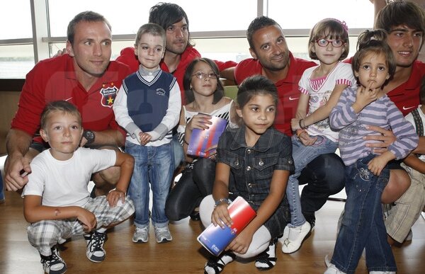 Steliştii au oferit rechizite unor copii de la Hospice Casa Speranţei