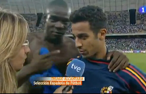 Mario Balotelli intervine în interviul cu Thiago Alcantara pentru a-l lăuda