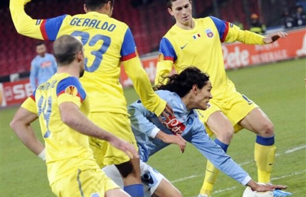 Doar 3 titulari de diseară au jucat şi în ultimul meci european al Stelei, "coşmarul" de la Napoli