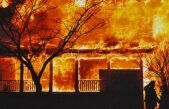 Două case din Timişoara, distruse aproape complet de un incendiu