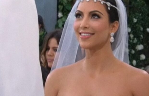 FOTO! Uite-o pe Kim Kardashian mireasa pitica!