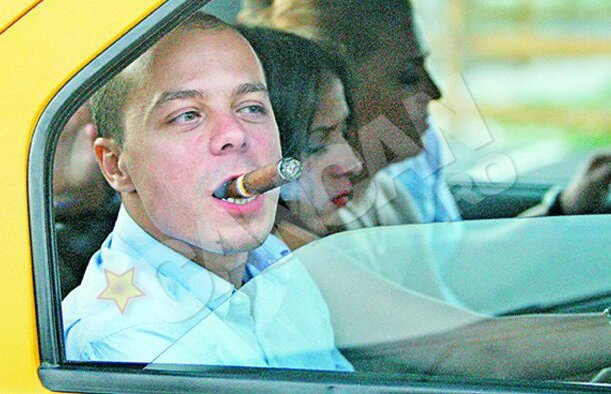 FOTO Marius Avram a petrecut pînă în zori cu trabuc şi alcool