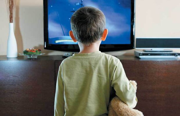 Privitul la televizor scurtează viaţa