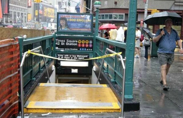 GALERIE FOTO » Şocant: New York-ul e un oraş părăsit în aşteptarea Uraganului Irene