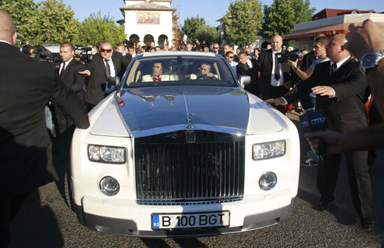 Zece fani dinamovişti sancţionaţi pentru confecţionarea unui banner obscen adresat lui Borcea